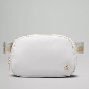 Lululemon Everywhere Belt Bag in Vapor/Gold/White‎